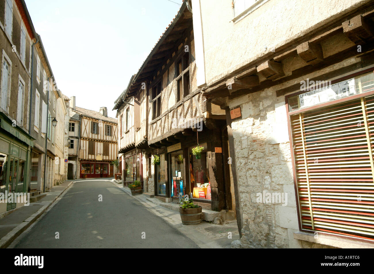 Menschenleere Hauptstraße Geschäfte Issigeac Südfrankreich Stockfoto