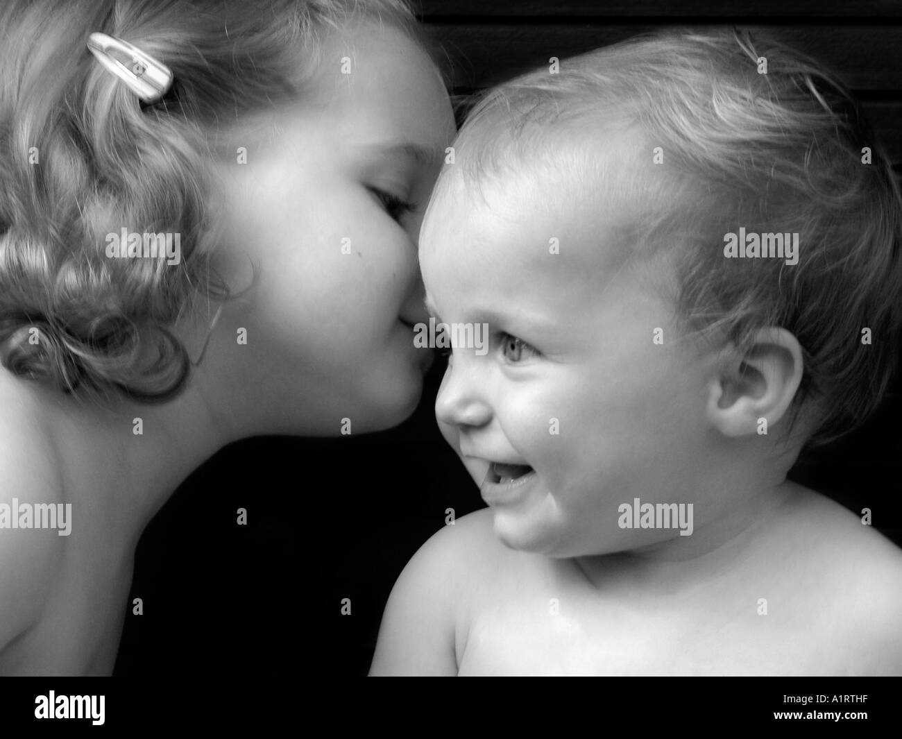 Porträts von zwei Säuglingen telling ein Geheimnis miteinander Stockfoto