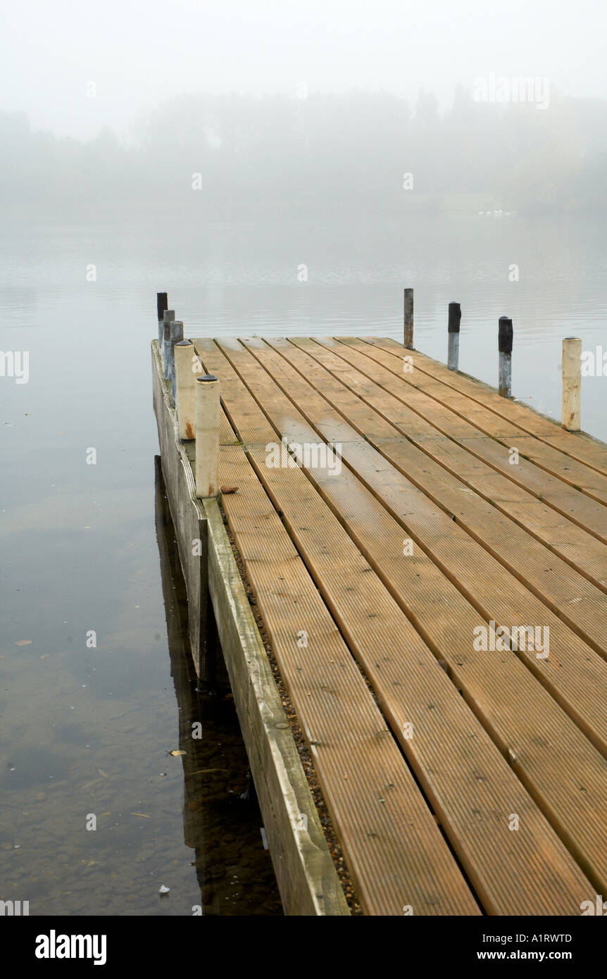 Steg ragte in einem Nebel bedeckt See Stockfoto