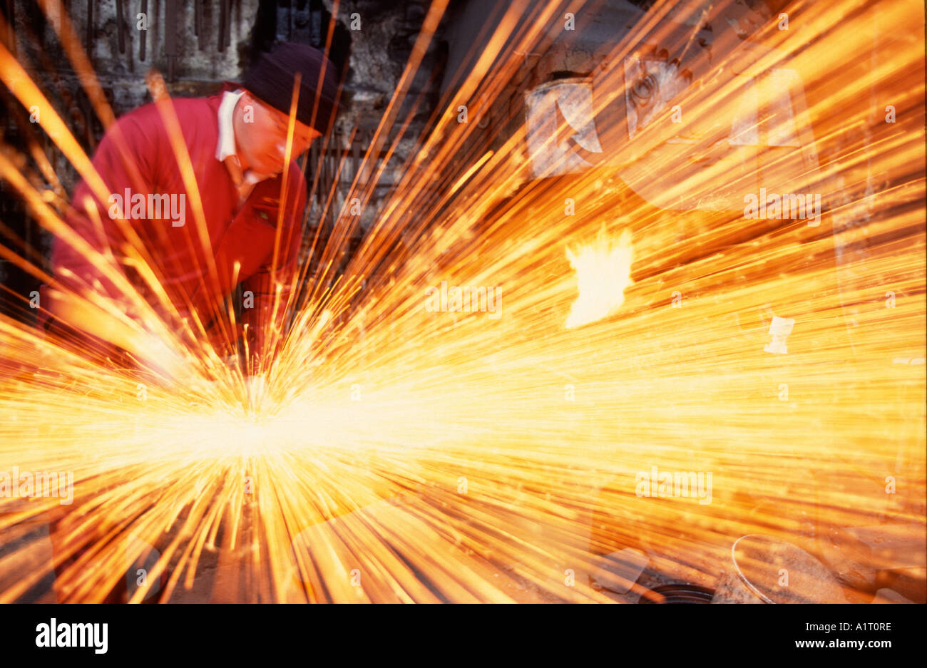 Schmied Hämmern Eisen Stockfoto