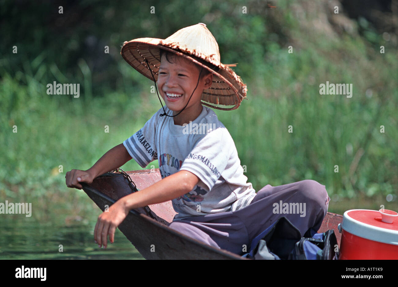 Portrait eines vietnamesischen jungen in einem Palm-Hut auf dem Bug einer Sampan Perfume Pagoda Fluss Route in der Nähe von Hanoi Vietnam Stockfoto