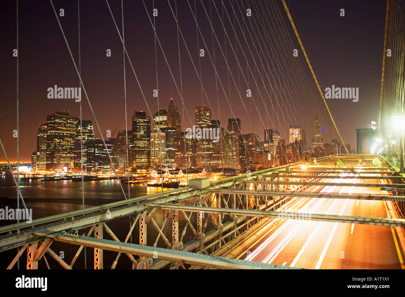 MIT STREAMING-AUTOS AUF DER BROOKLYN BRIDGE IN NEW YORK Stockfoto