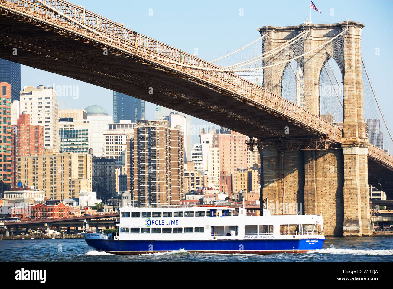 BROOKLYN BRIDGE, NEW YORK CITY, CIRCLE LINE BOOT Stockfoto