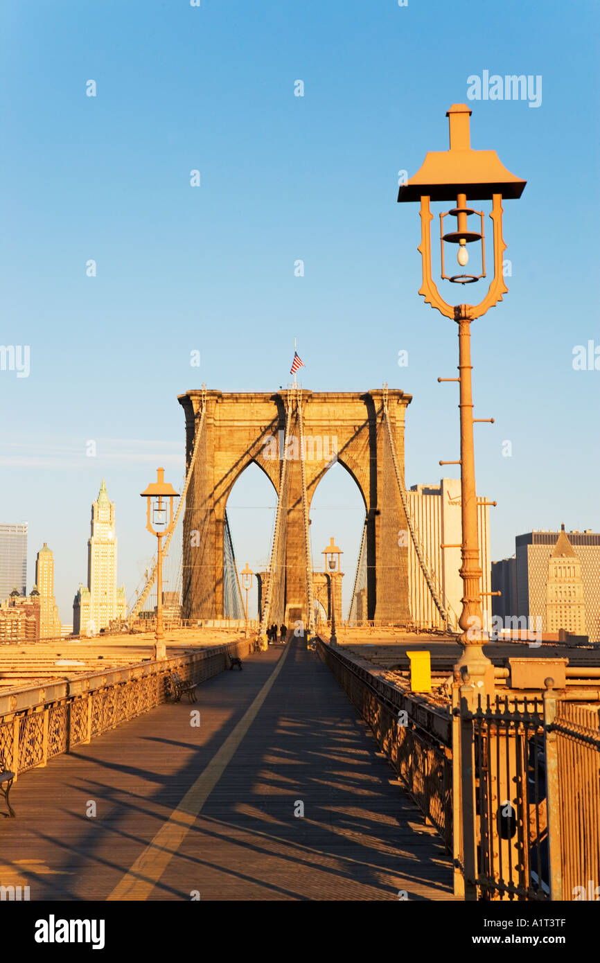 BROOKLYN BRIDGE, NEW YORK CITY MIT LATERNE Stockfoto