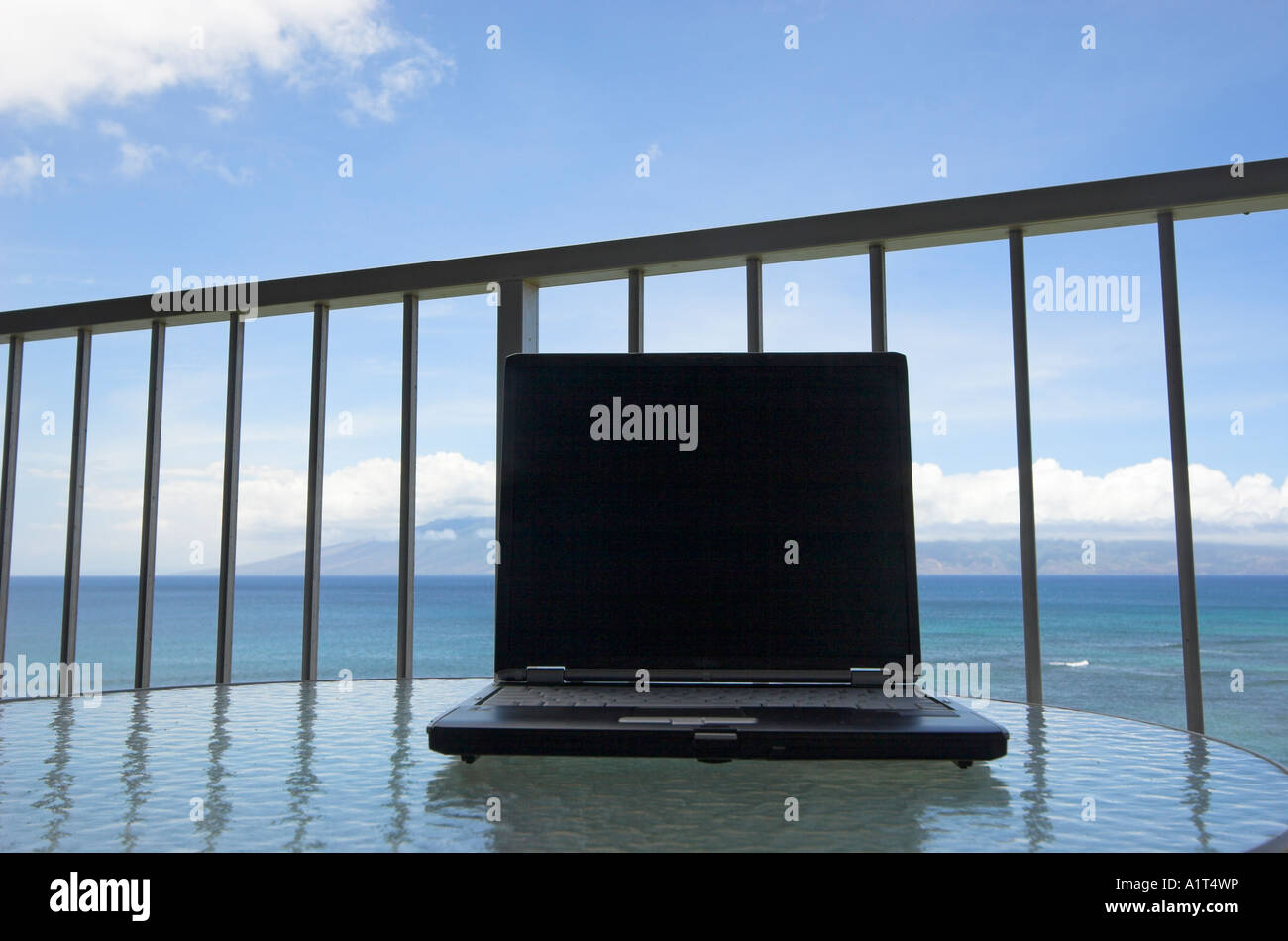 Ein Laptop mit leeren Bildschirm auf einem Hotelbalkon, in Maui, Hawaii, USA. Alle Logos entfernt. (August 2006) Stockfoto