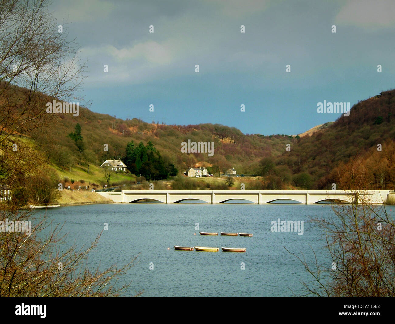 STRAßE KREUZUNG ARM DES LADYBOWER VORRATSBEHÄLTER DERBYSHIRE ENGLAND Stockfoto