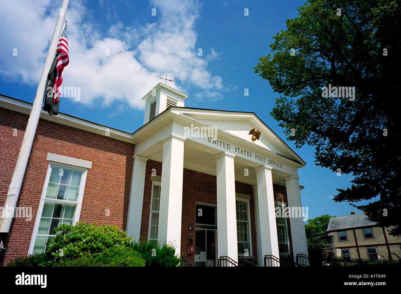 Die moderne klassische Portikus des United States Post Office-Gebäudes in Falmouth Cape Cod Massachusetts, USA Stockfoto