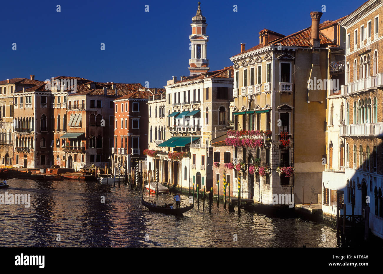 Gondeln auf dem Canal Grande nr Rialto Venedig Italien Stockfoto
