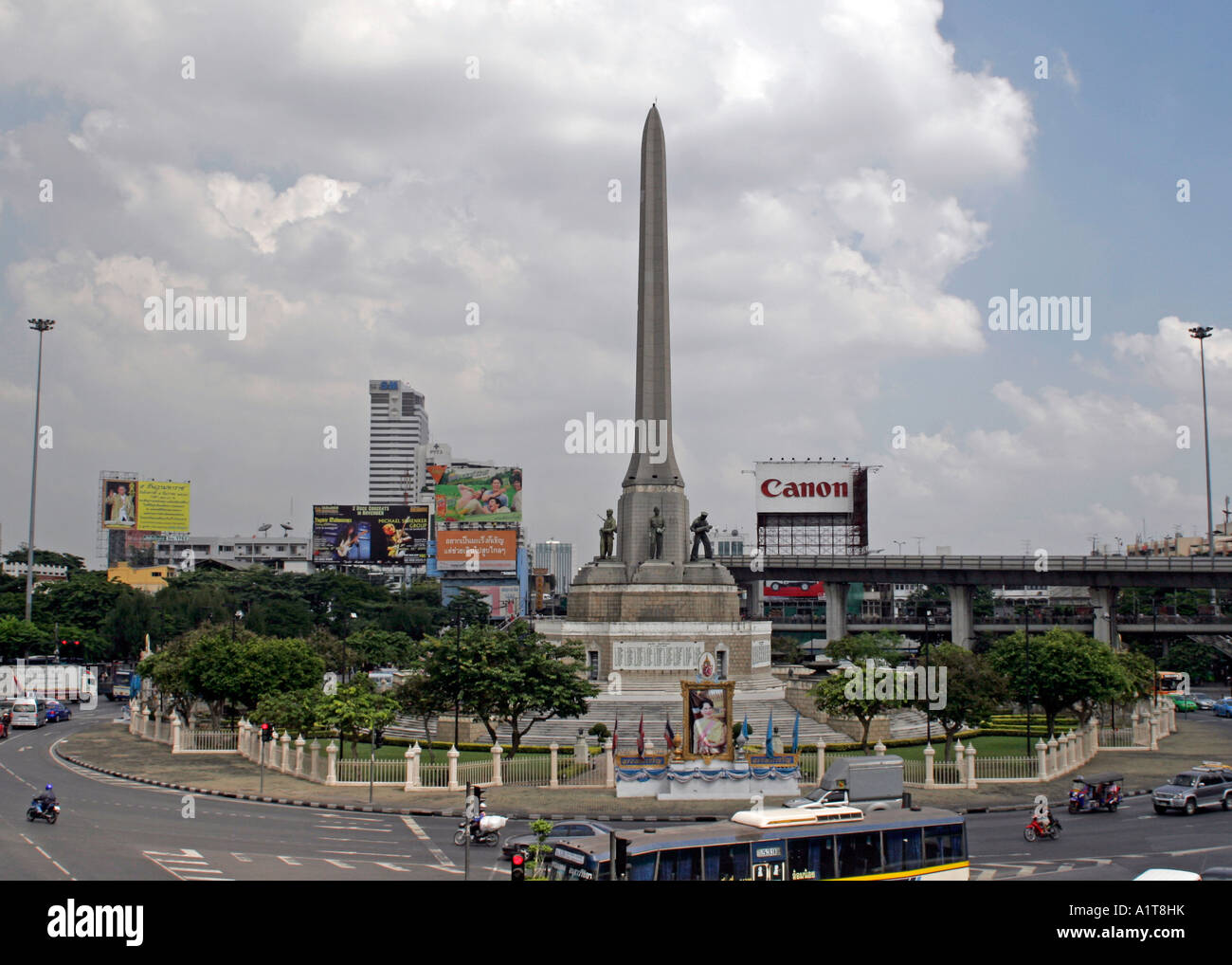 Verkehr in der Nähe von Victory Monument Bangkok Thailand Stockfoto