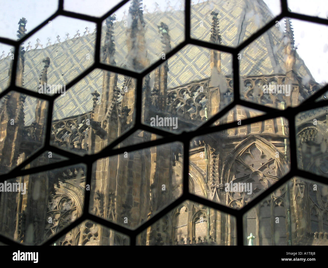 Sankt-Veits-Dom durch Glasmalerei in der Prager Burg, Prag, Tschechische Republik Stockfoto
