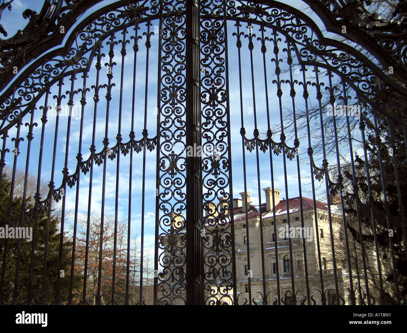 Die vorderen Tore außerhalb Breakers, eines der Vanderbuilt Häuser, gebaut von Richard Morris Hunt, Newport Rhode Island Stockfoto
