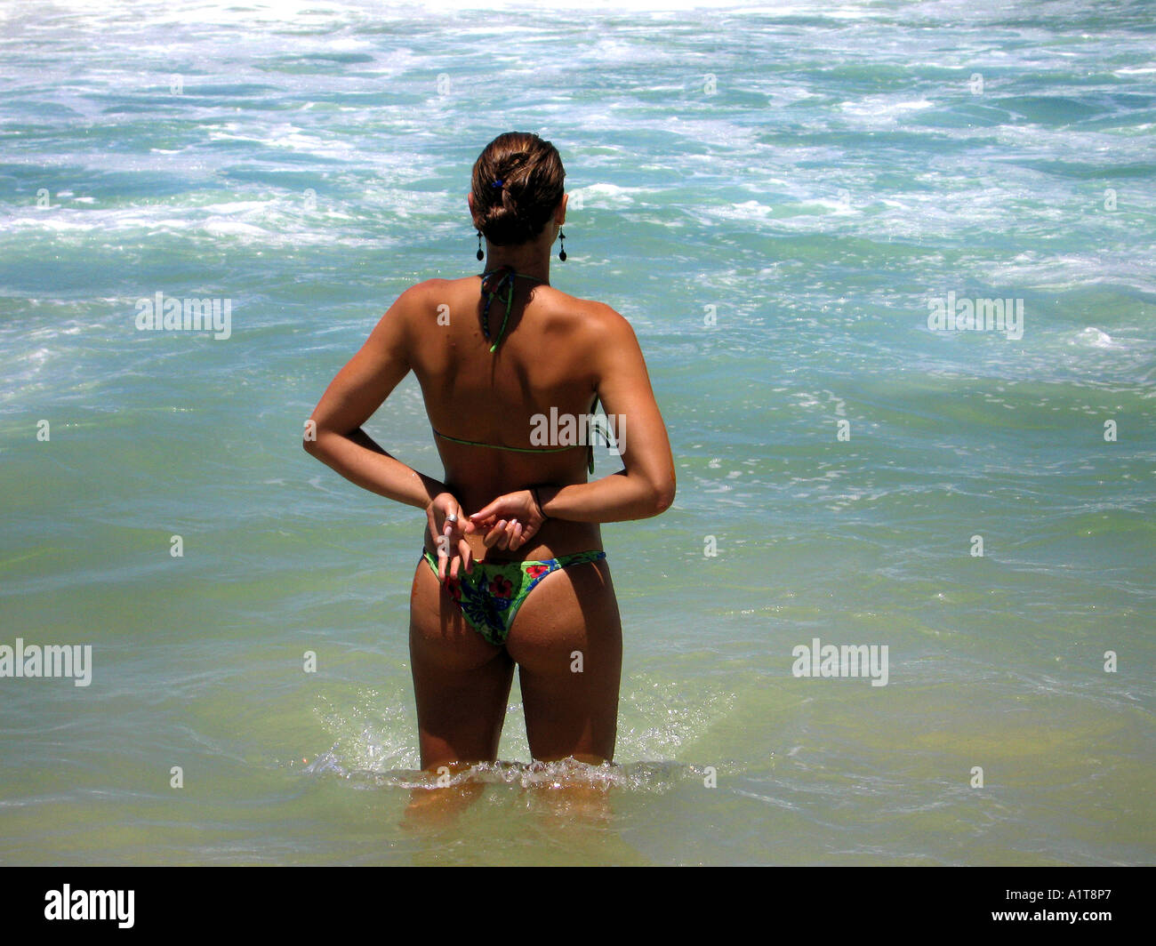 Sexy Frau im Bikini am Strand von Ipanema, Rio De Janeiro, Brasilien  Stockfotografie - Alamy