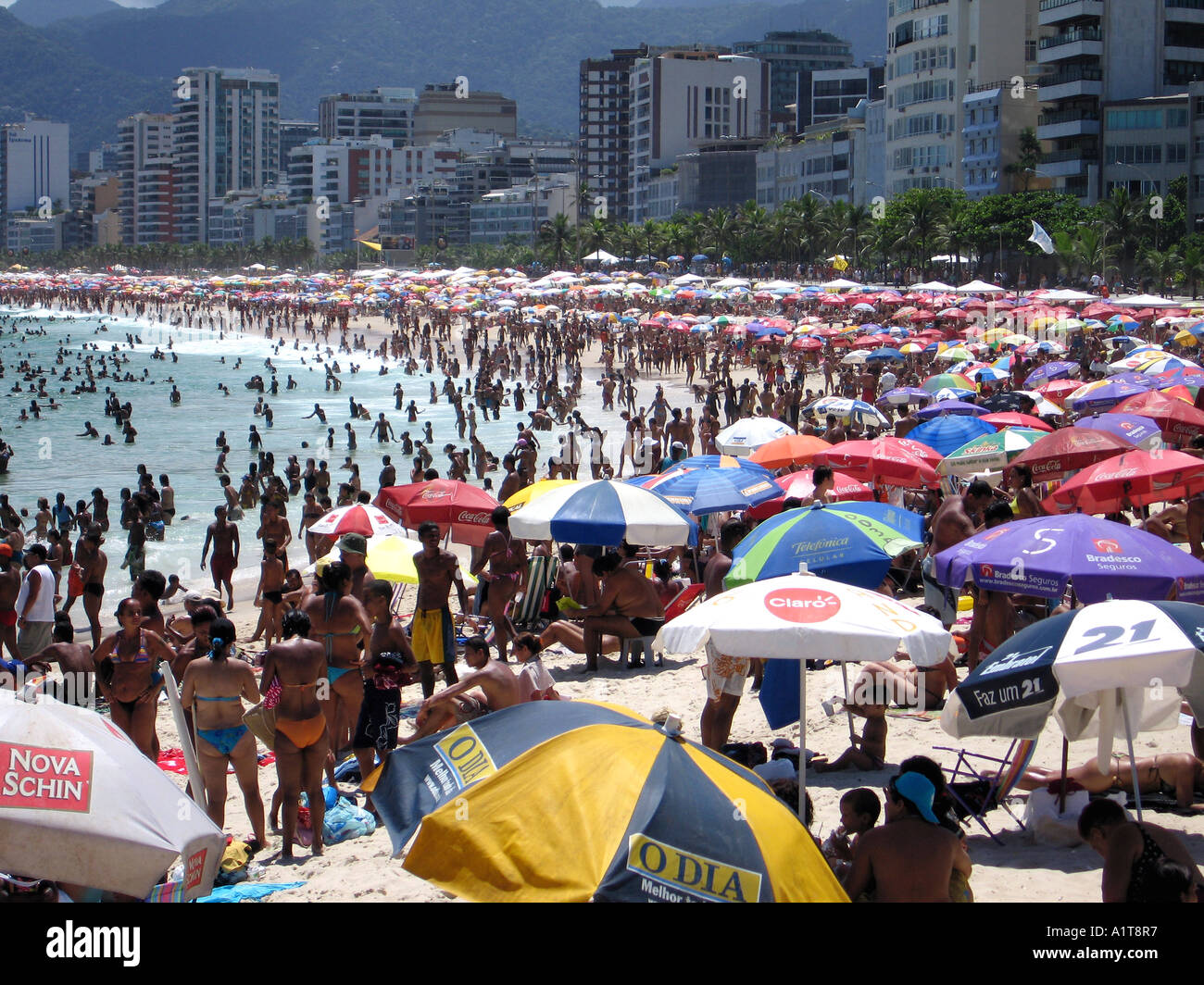 Riesige Menschenmenge am Strand von Ipanema, Rio De Janeiro, Brasilien Stockfoto