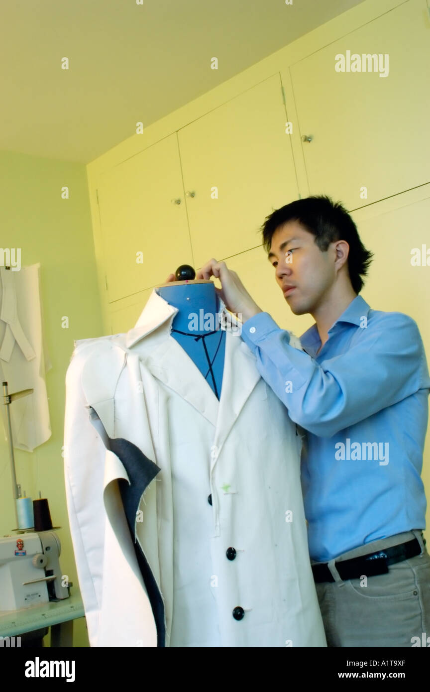 Porträt junger asiatischer Mann Schneider arbeiten am Jackett mit Kleidung Dummy im Studio, Herren Bekleidung Stockfoto