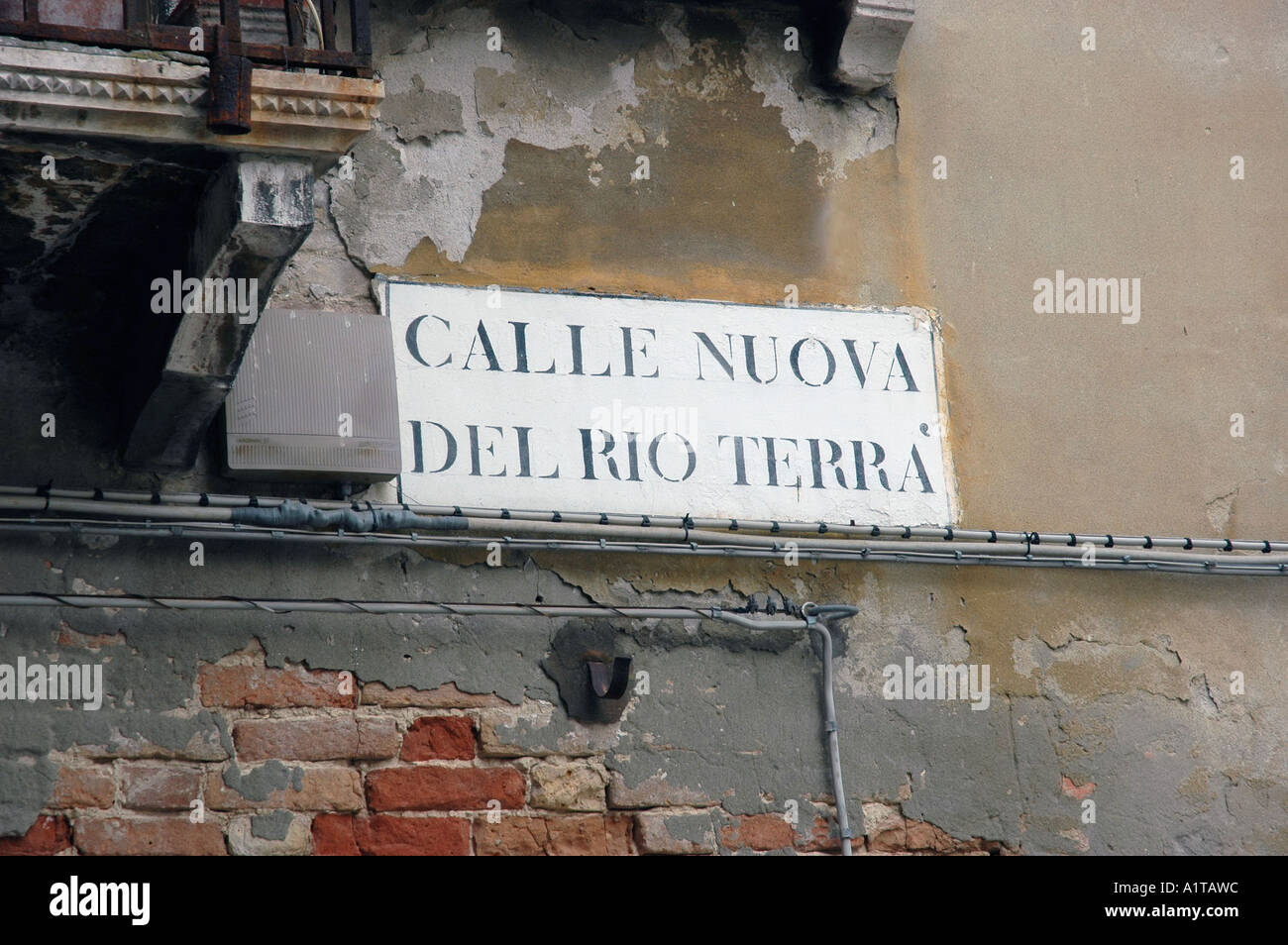 "Venedig" Detail Straßenschild in italienischer Sprache an Wand "Calle Nuova Del" Stockfoto