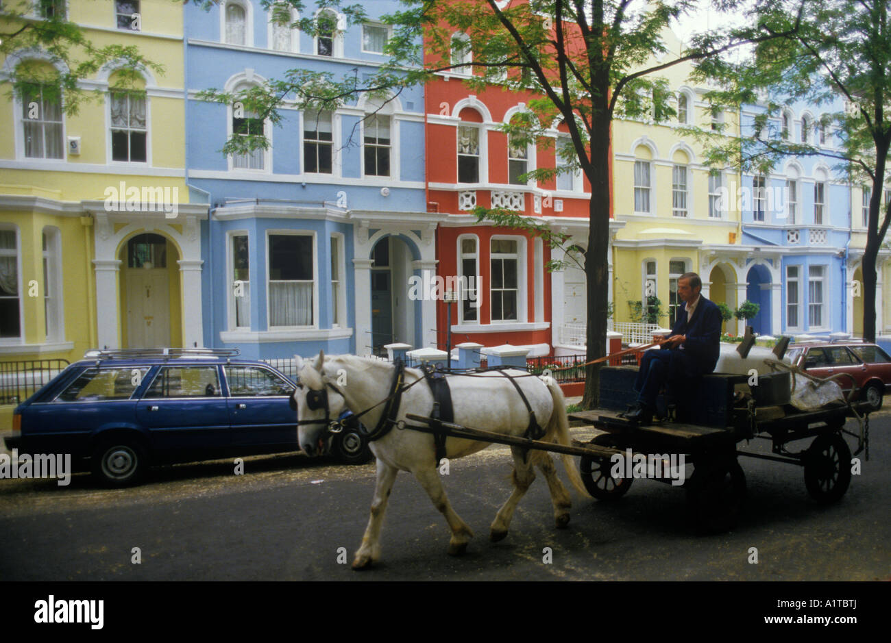 Rag und Knochen Mann mit seinem Totters weissen Pferden gezogenen Warenkorb sammeln alte Bügeleisen Notting Hill Gate West London 1990 s Zugpferd England HOMER SYKES Stockfoto