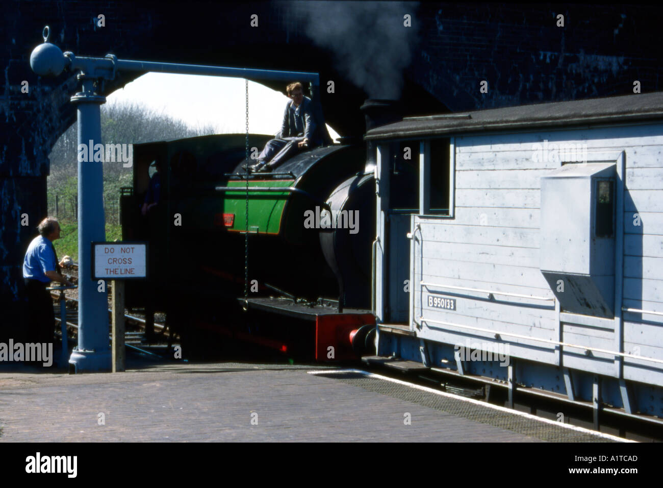 Weybourne Station auf die North Norfolk Railway mit Hunselt Sattel Tank und Bremse van Stockfoto