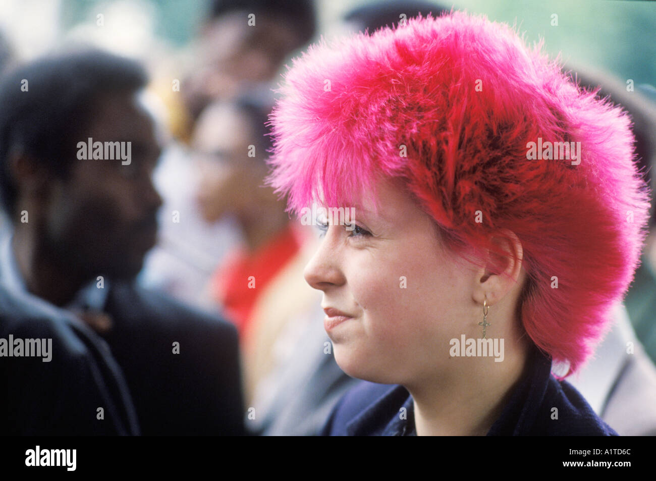 Punk Girl 1980er Jahre mit rosafarbener, modischer Frisur. London England Großbritannien. CA. 1983 HOMER SYKES Stockfoto