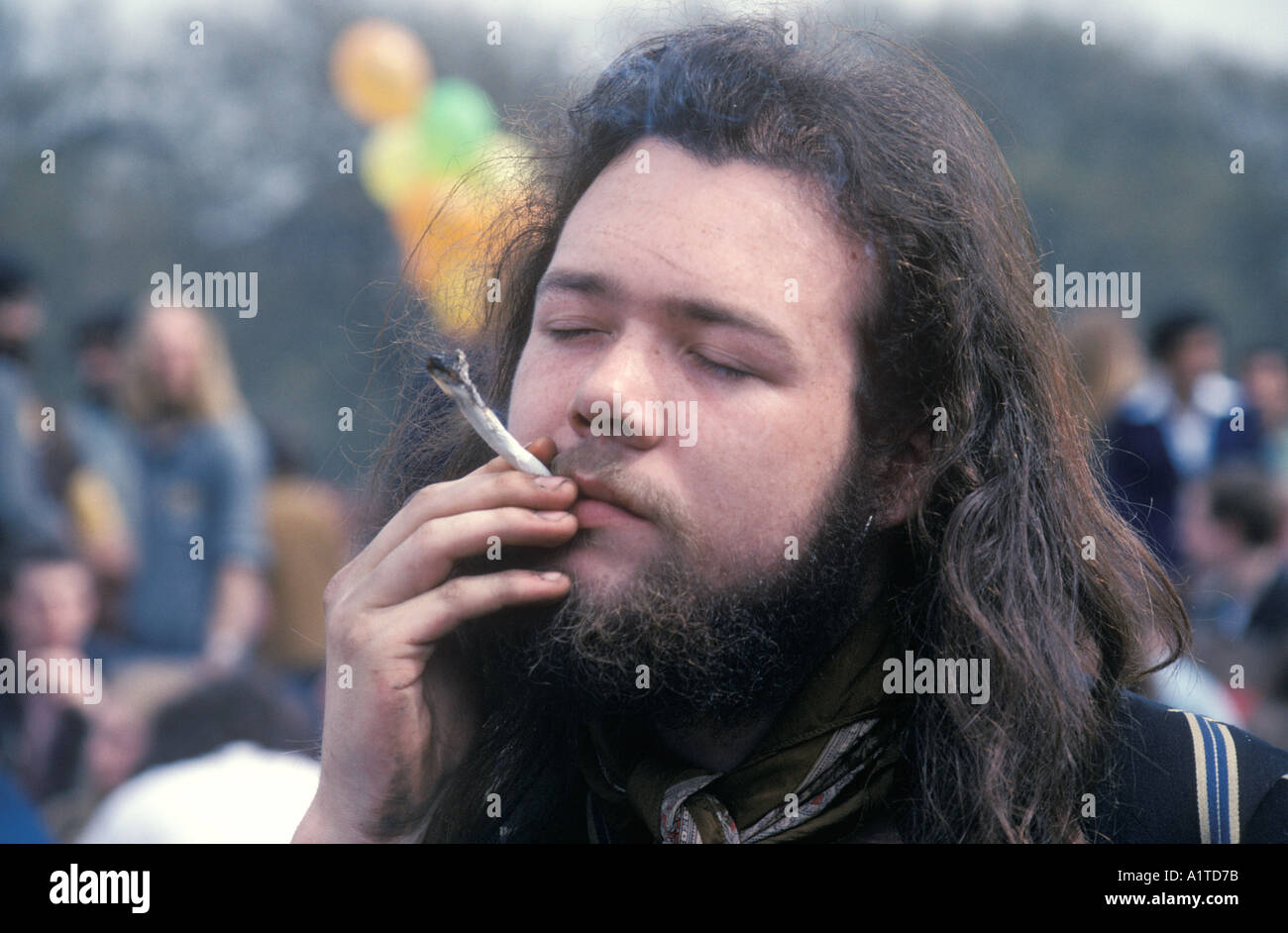 Hippie raucht ein Marihuana-Joint Marihuana legalisieren Topf Cannabis Demonstration Rallye Hyde Park London 1970er 1979 UK Drogenkonsum 70er UK HOMER SYKES Stockfoto