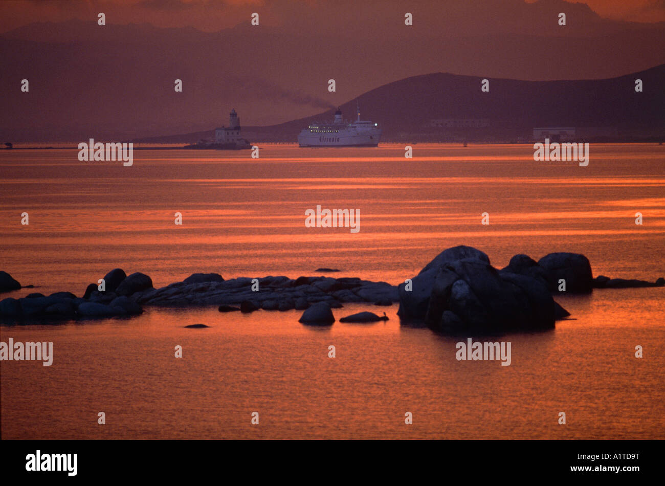 Fähre am Abend Fläche von Capo Ceraso Sardinien Italien Stockfoto