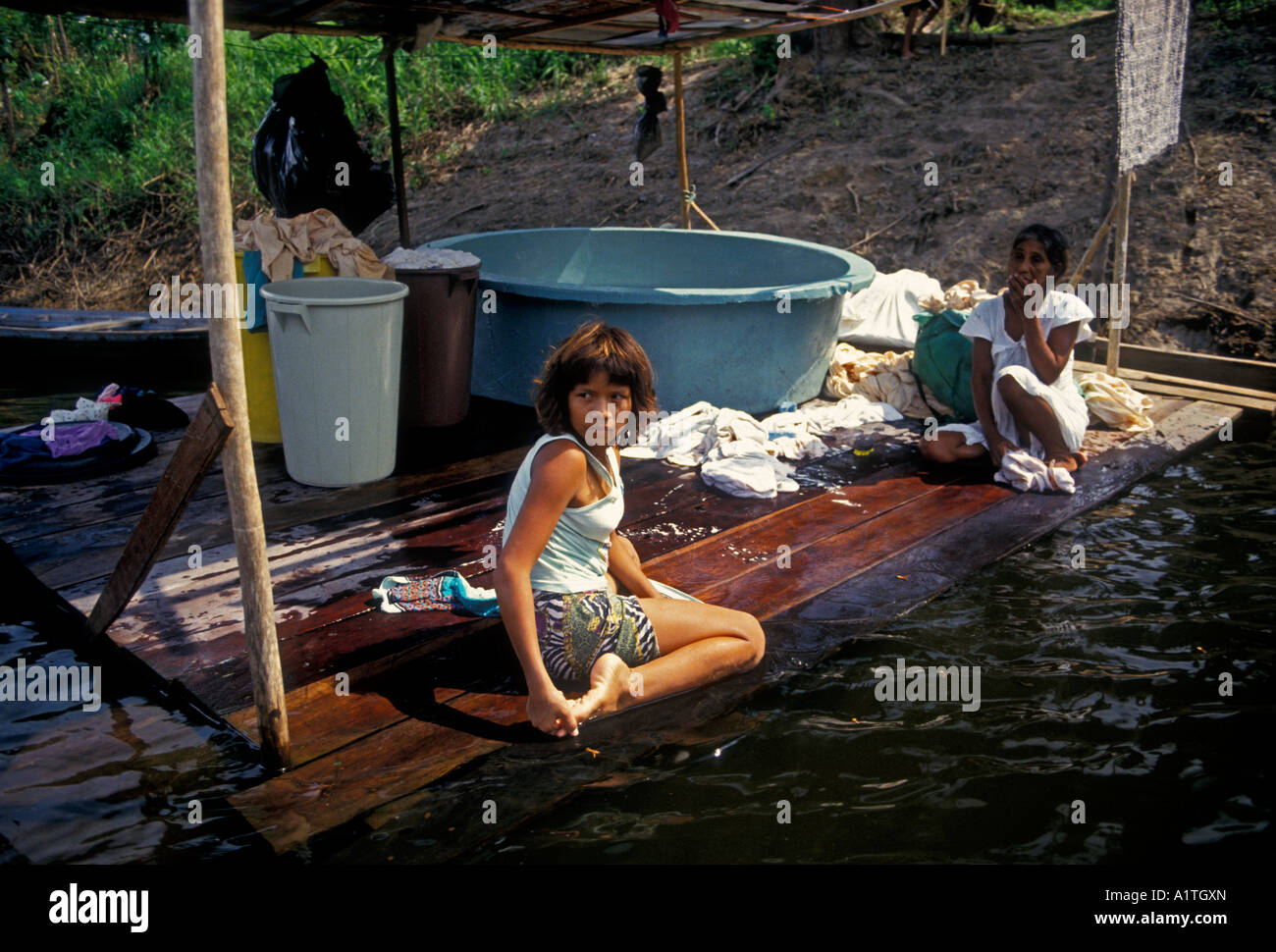 1, 1, brasilianische Mädchen jungen Kind waschen Reinigung Kleidung in Fluß, Rio Ariau, Ariau Fluss, Amazonas, Brasilien, Südamerika Stockfoto