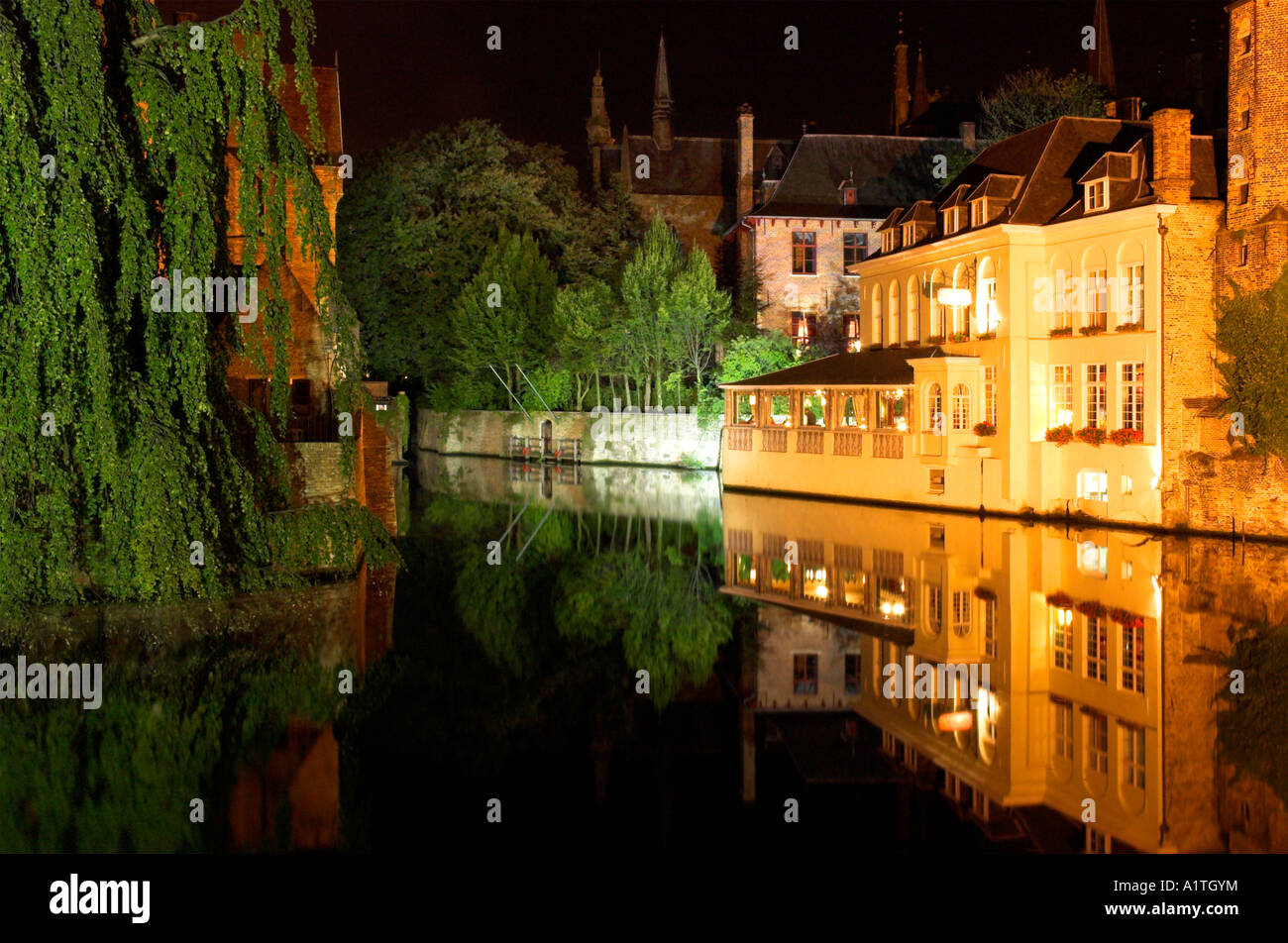 Eine nächtliche Szene der mittelalterlichen Stadt Brügge mit den Bauten sich in den Kanal perfekt wider. Stockfoto