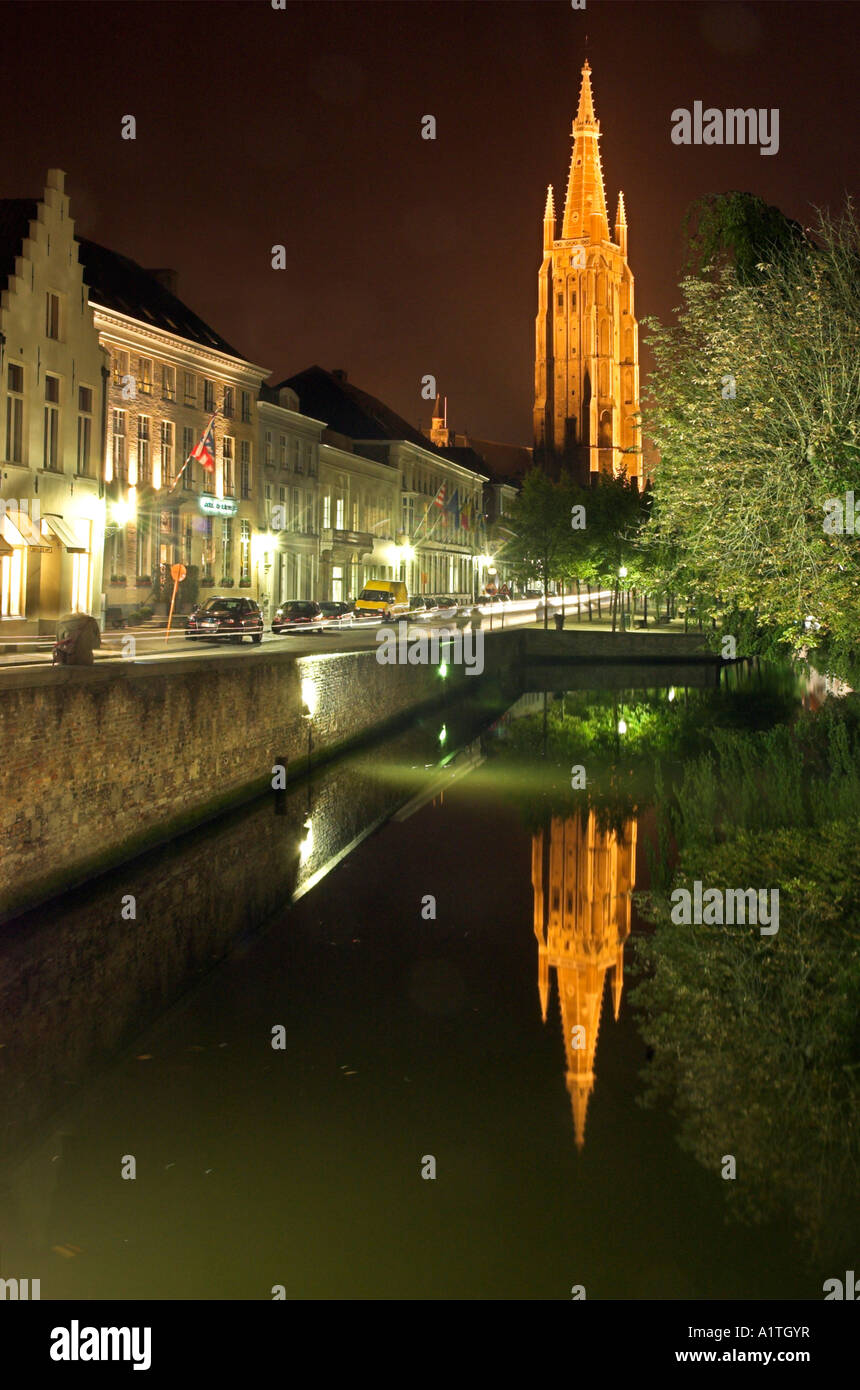 Eine nächtliche Szene der mittelalterlichen Stadt Brügge mit dem Dom sich in den Kanal perfekt wider. Stockfoto