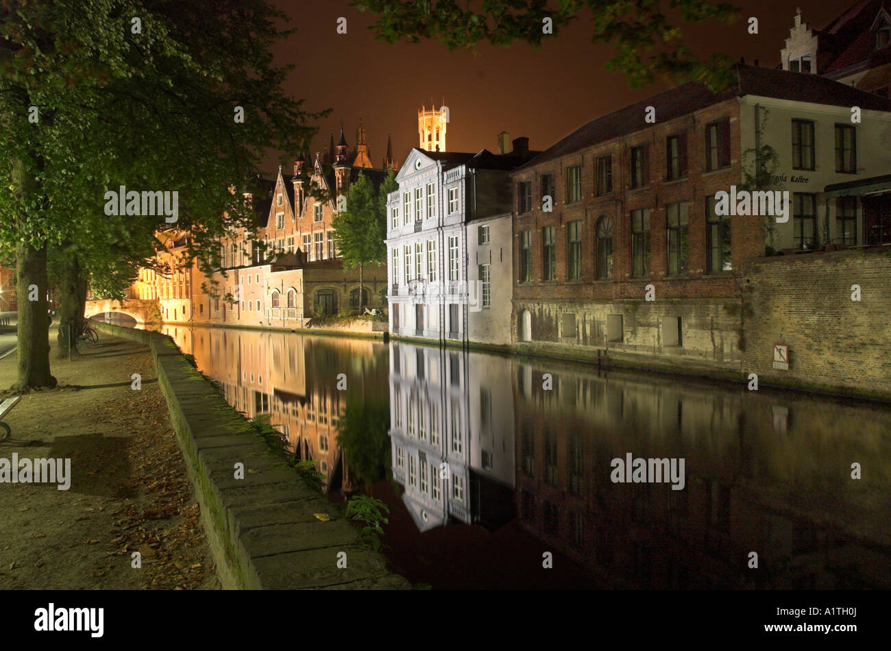Eine nächtliche Szene der mittelalterlichen Stadt Brügge mit den Bauten sich in den Kanal perfekt wider. Stockfoto