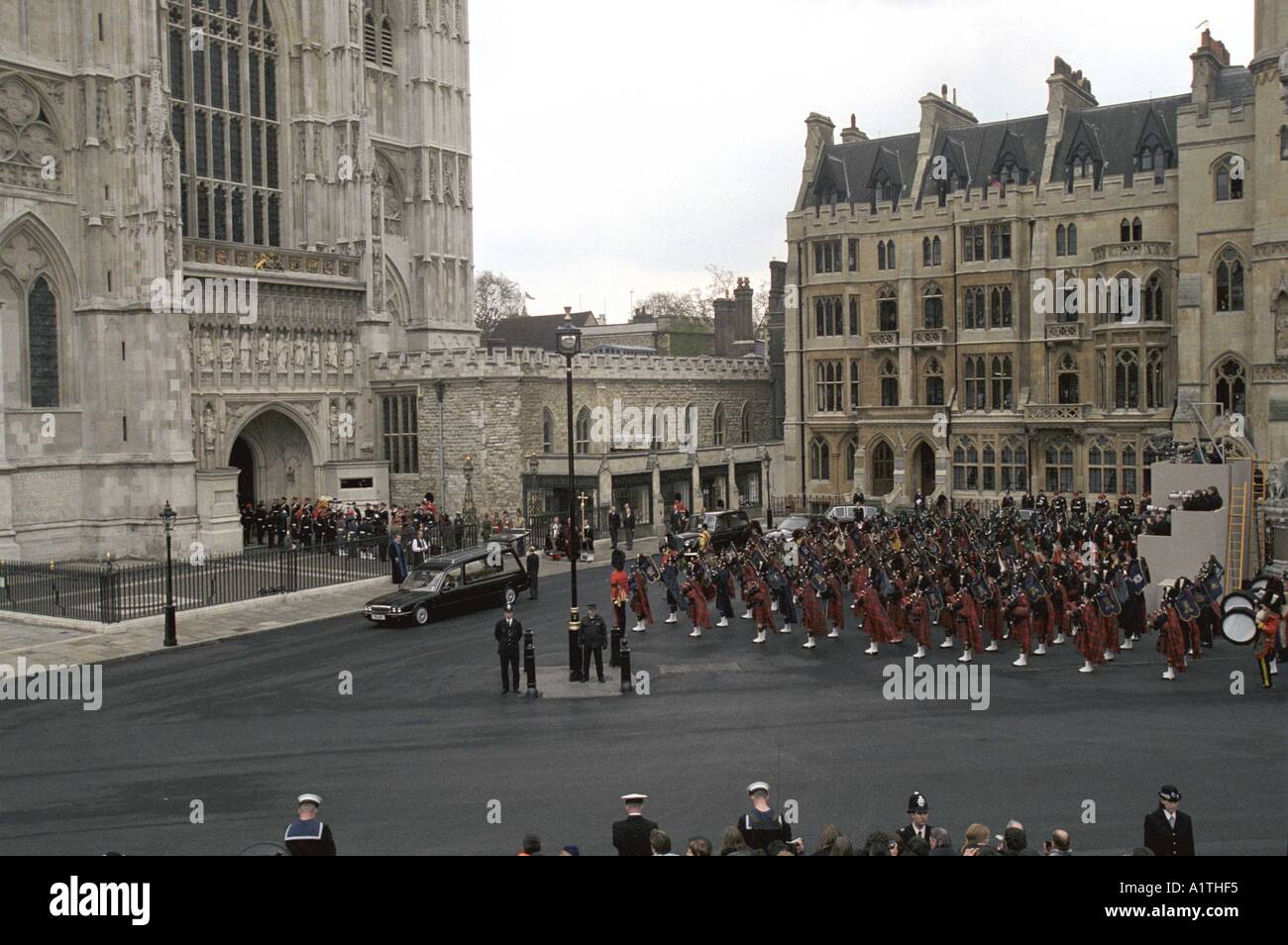 Königin-Mutter s Beerdigung 9. April 2002 der Trauerzug in der Westminster Abbey kommt Stockfoto