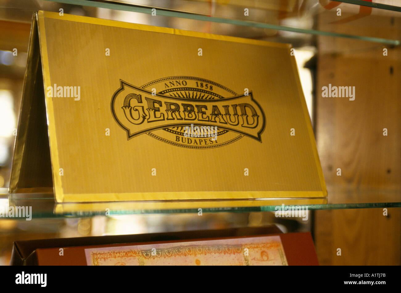GERBEAUD CAFE KUCHEN KARTON AUF EINEM GLASREGAL MIT DEM LOGO DES GERBEAUD HAUS BUDAPEST Stockfoto