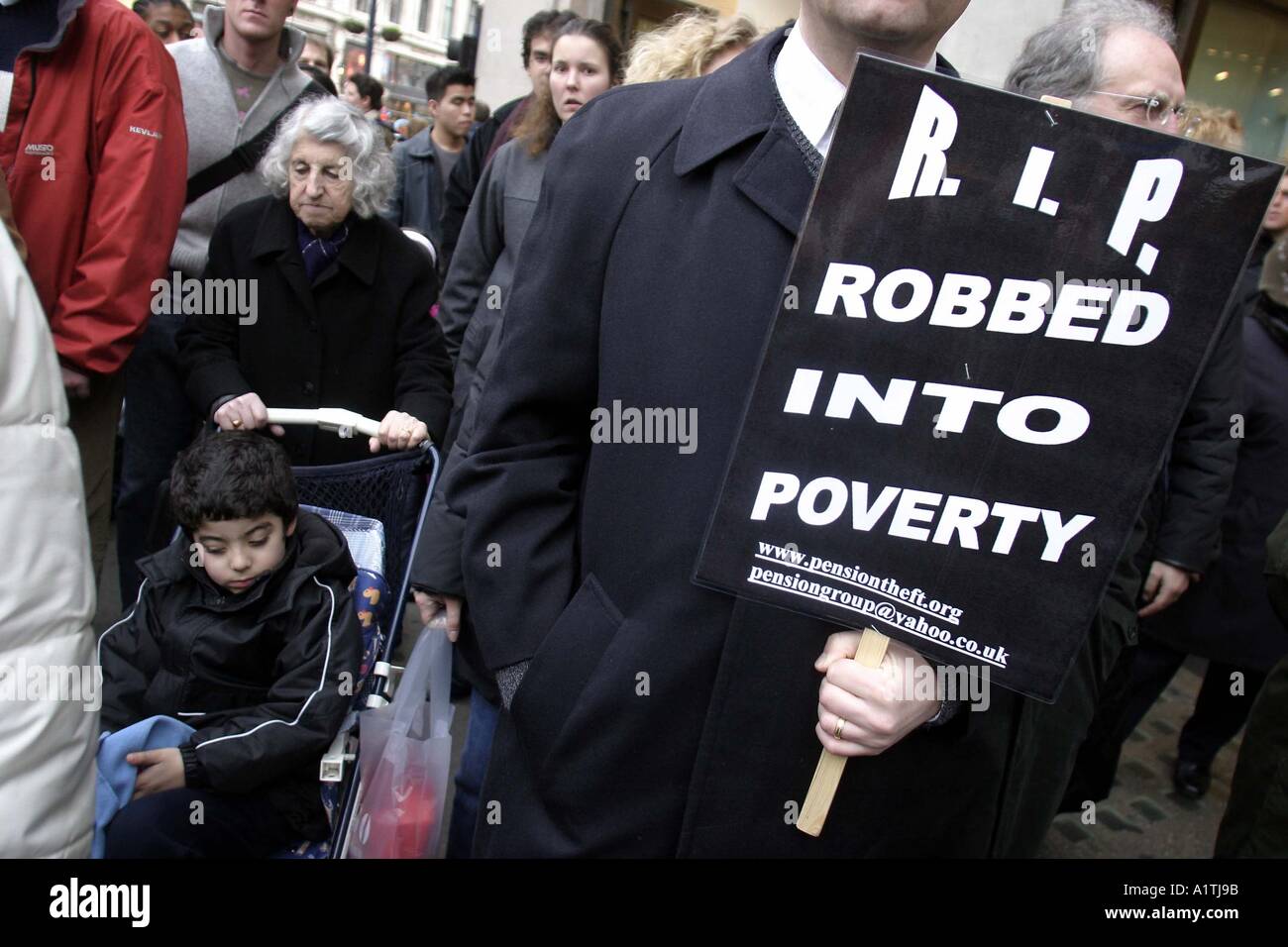 Mitglieder der Aktionsgruppe Renten zu protestieren, nach oben und unten in der Londoner Oxford Street Stockfoto