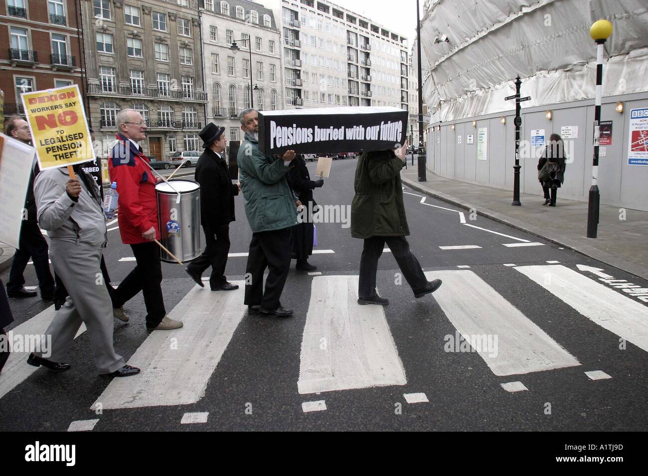 Mitglieder der Aktionsgruppe Renten zu protestieren, nach oben und unten in der Londoner Oxford Street Stockfoto