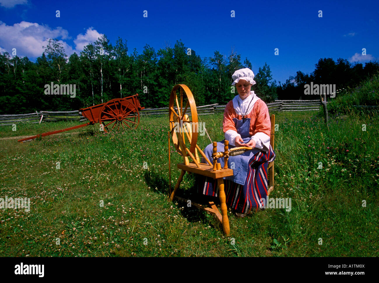 1, 1, kanadische Frau, kanadische Frau Spinnen von Wolle, Acadian Historical Village, in der Nähe der Stadt von Caraquet, Provinz New Brunswick, Kanada Stockfoto