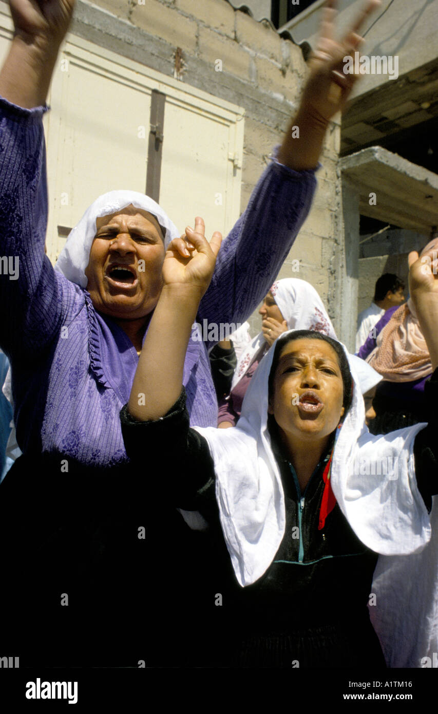 GAZA. Palästina. 1988. während der ersten Intifada Frauen demonstrieren Sie, wie den Gazastreifen unter Ausgangssperre ist. Stockfoto