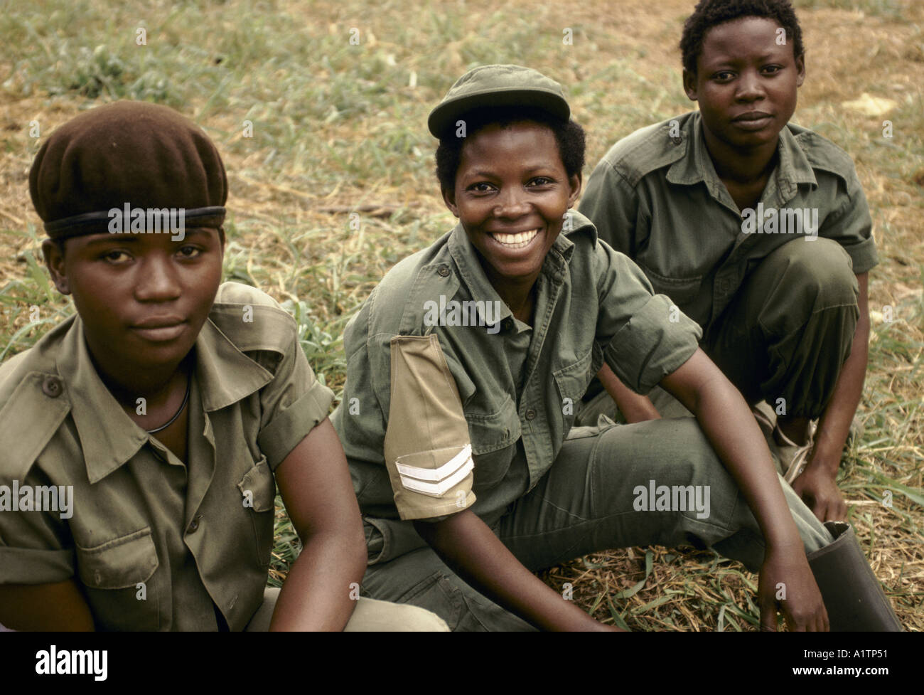 UGANDA ARMEE FRAUEN SOLDATEN Stockfoto