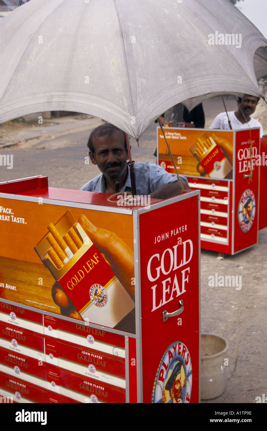 MÄNNER VERKAUFEN ZIGARETTEN AUS MOBILEN STÄNDEN BEDECKT MIT JOHN PLAYER BLATTGOLD WERBUNG BANGLADESCH 00 04 1995 Stockfoto