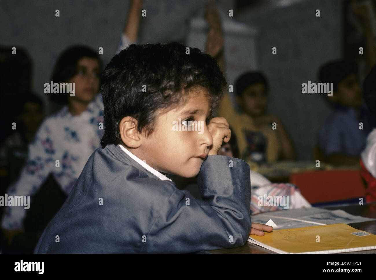KURDISCHE Flüchtlinge IN LONDON 1992.Children im Englischunterricht Stockfoto