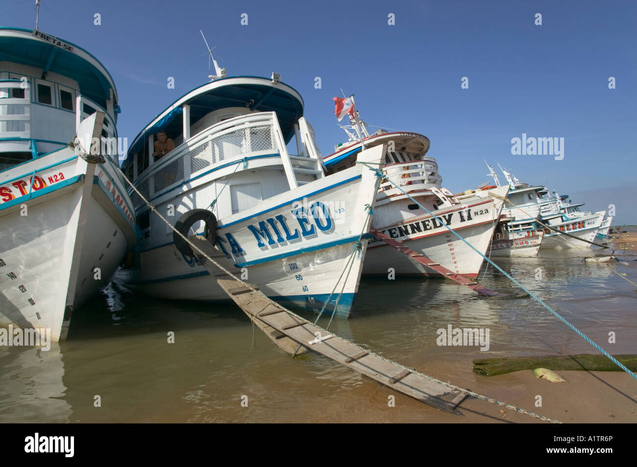 Fähren vertäut am Ufer des Amazonas während der Trockenzeit in Santarem Para Staat Brasilien Stockfoto