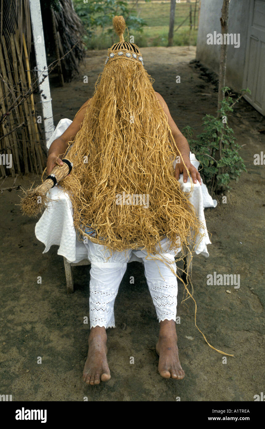 Candomblé, Afro-brasilianischen Religion. Obaluaye, Herrn der Pest, die Stroh  Maske verbirgt sich eine schreckliche Krankheit-verwendet in der  HIV-Bildung Stockfotografie - Alamy