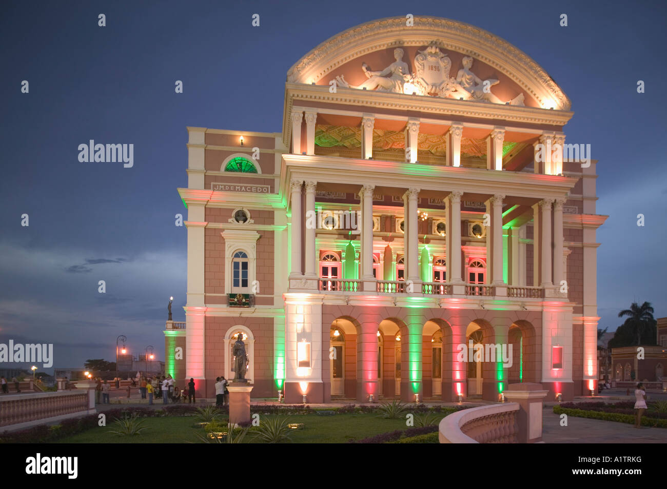 Abenddämmerung Blick auf Opernhaus Teatro Amazonas in Manaus Amazonas Brasilien Stockfoto