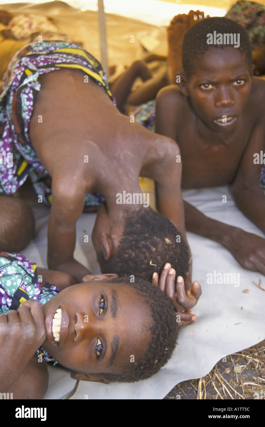 Ruandische Flüchtlinge in Zaire. Unbegleitete Kinder in einem Zelt, wo eine NGO für Waisen kümmerte. Stockfoto