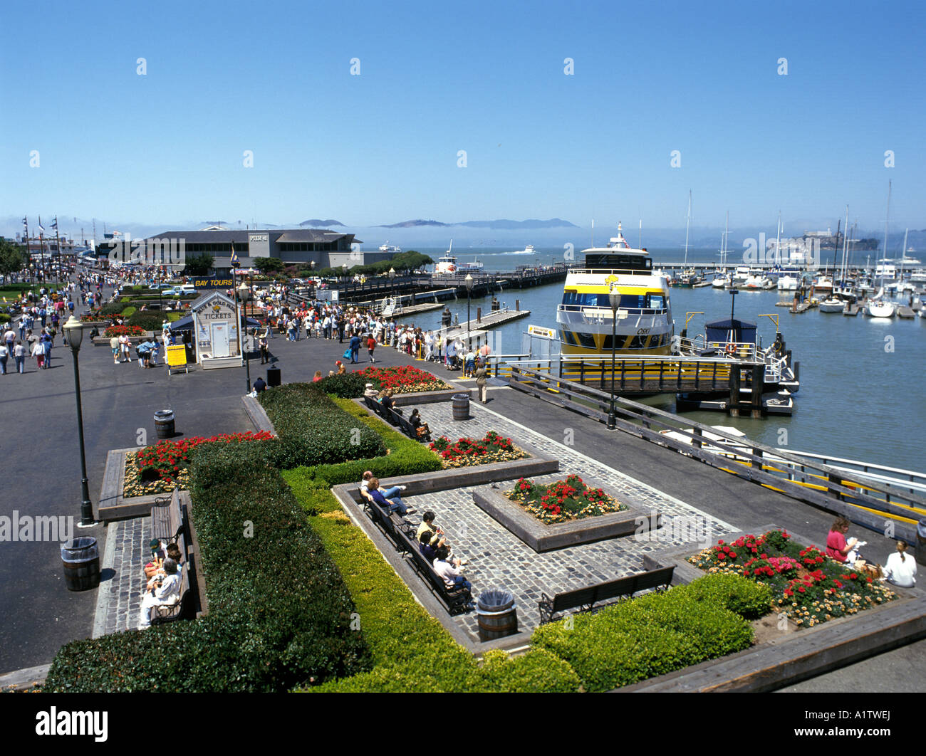 Eine touristische Fähre vertäut am Pier 39 in San Francisco Bucht Kalifornien usa Stockfoto