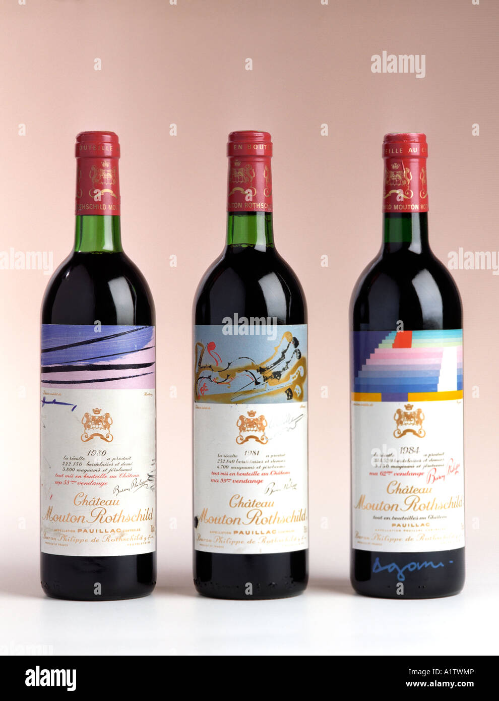 Seltene und originelle Flaschen Chateau Mouton Rothschild roten Wein mit dem Label Kunstwerk entworfen & von berühmten Künstlern unterzeichnet Stockfoto