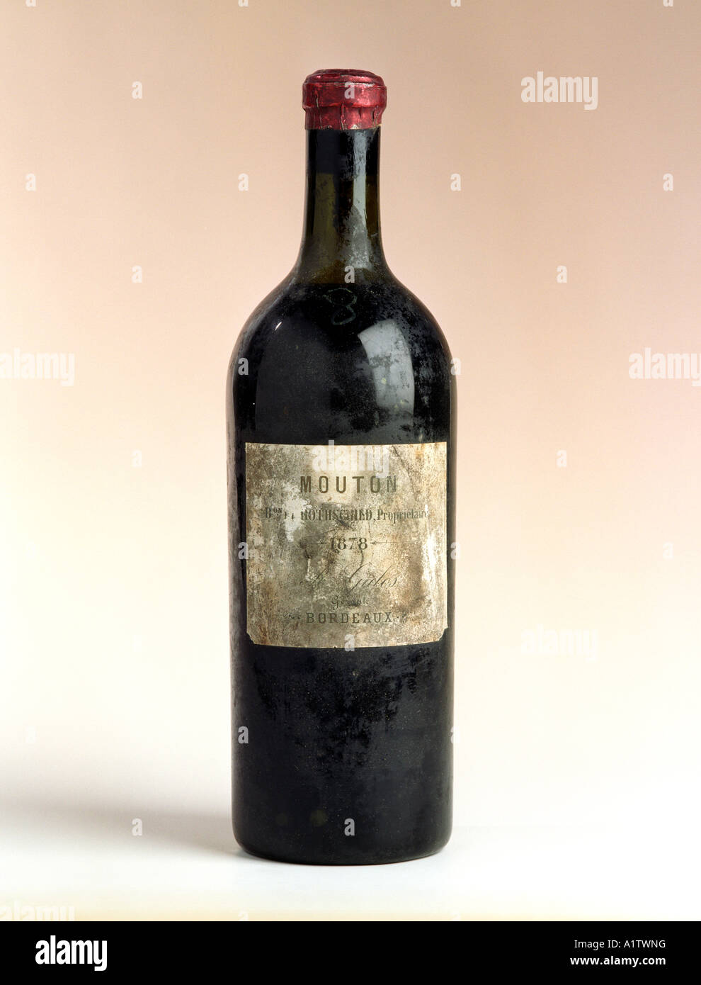 Eine sehr seltene Flasche 1878 Mouton Rothschild Rotwein aus der Region Bordeaux, Frankreich Stockfoto