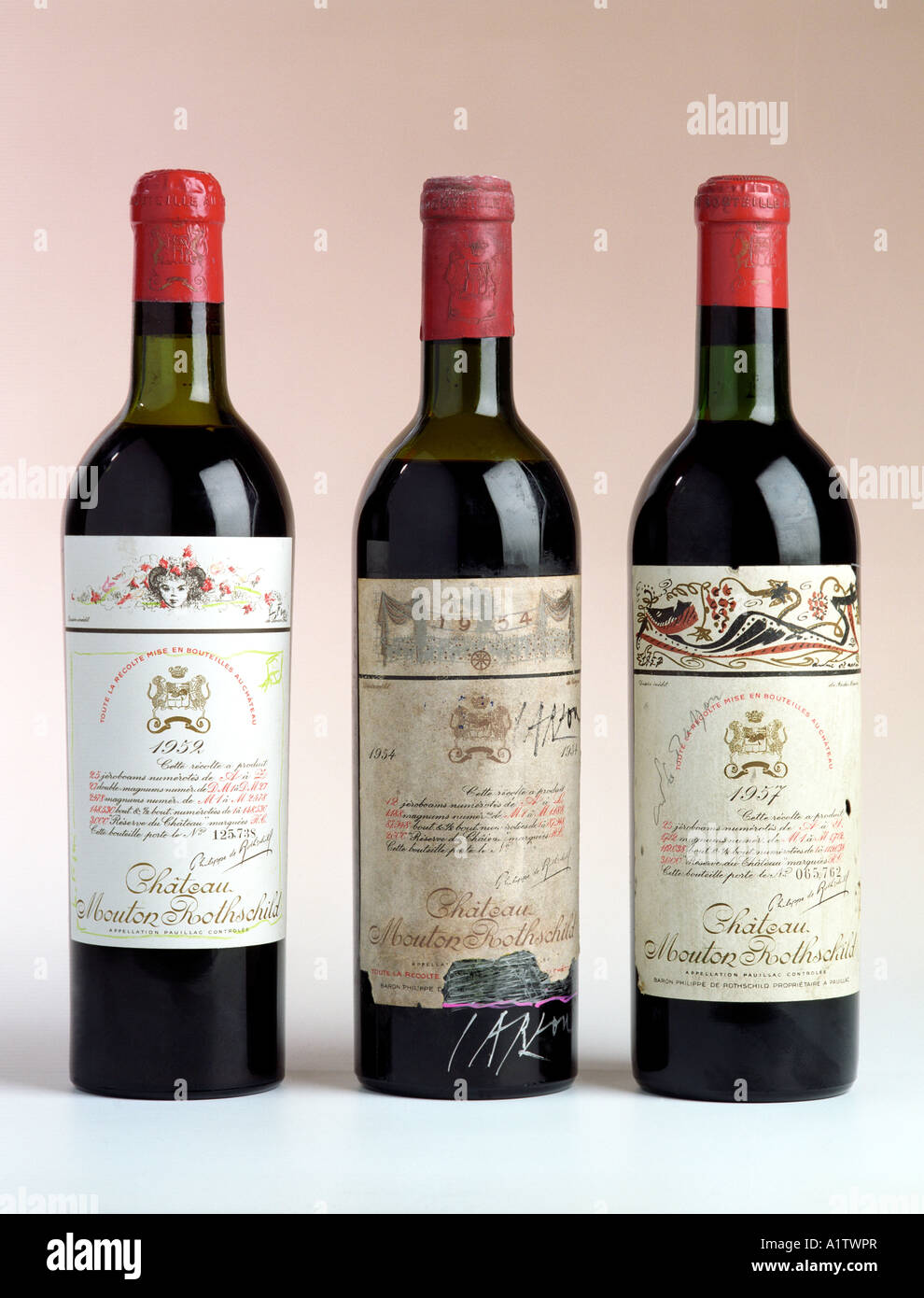 Seltene Flaschen Chateau Mouton Rothschild Wein mit Etiketten und Flaschen von einigen der großen modernen Künstler gemalt Stockfoto