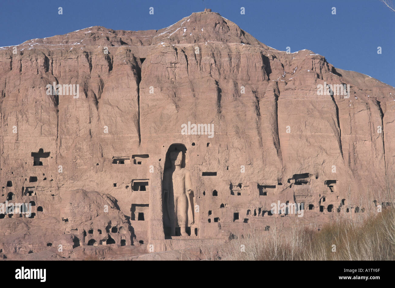 AFGHANISTAN BAMIYAN 1998 KLEINE BUDDHA UMGEBEN VON HÖHLEN BEWOHNT VON VERTRIEBENEN AUS KABUL 1998 Stockfoto