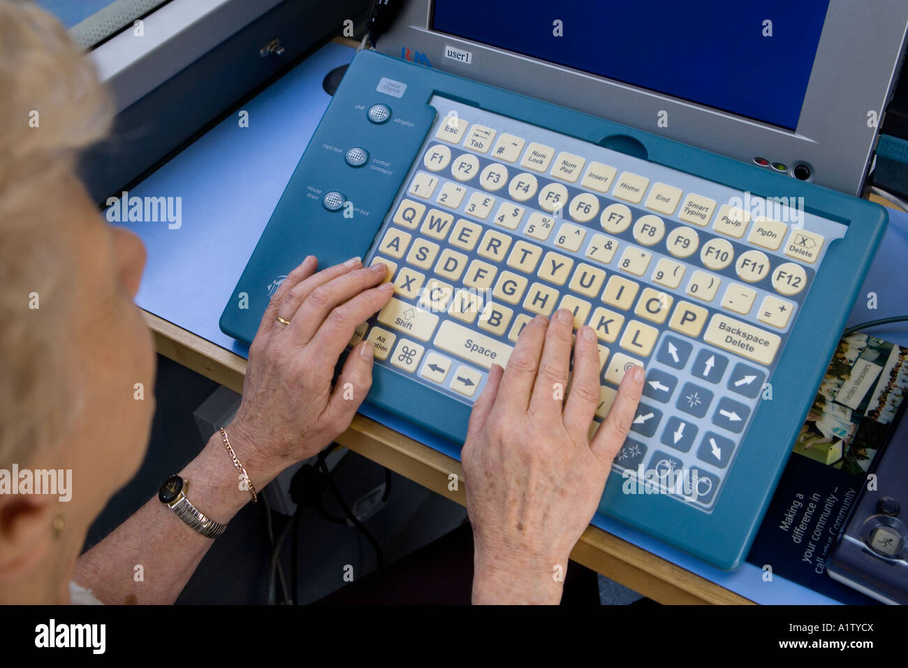 Ein Rentner mit einer spezialisierten IntelliKeys große Tastatur beim Lernen EDV-Kenntnisse Stockfoto