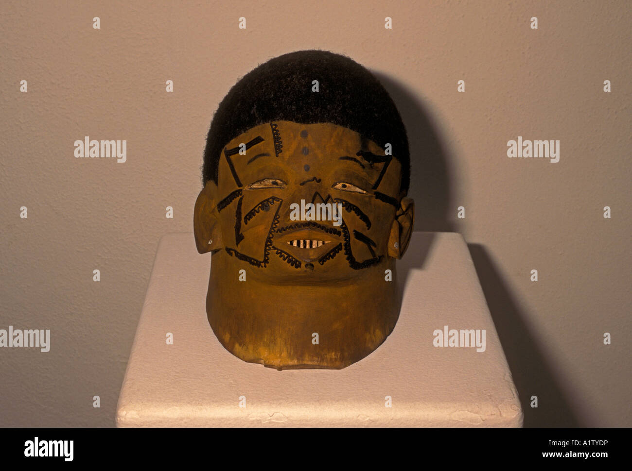 Helm-Maske, Maske, aus Holz und menschliches Haar, 24 x 22 x 18 cm, aus Tansania, Makonde Kultur, National Gallery, Harare, Zimbabwe, Afrika Stockfoto