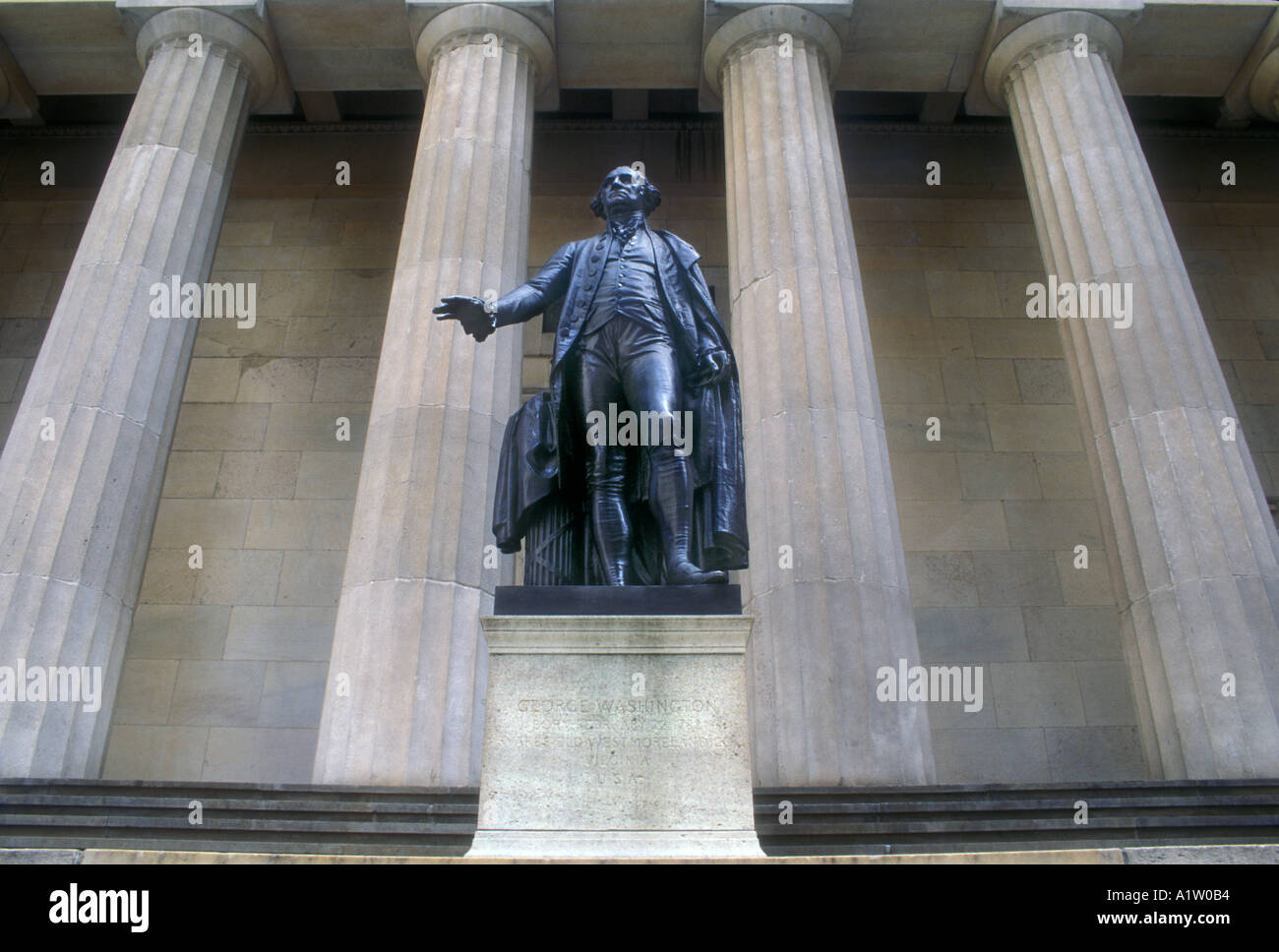 Statue von George Washington am Eingang des Federal Hall National Memorial Stockfoto