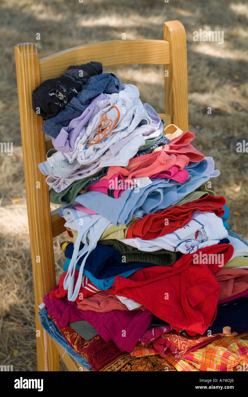 Stapel Wäsche auf einem Stuhl im Hinterhof / Garten. Stockfoto